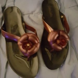 NWOT Adorable flower flip flops